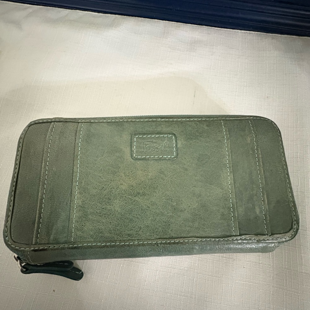 Fossil Long Live Vintage Green Purse Zip around Wallet